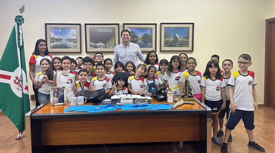 Alunos da Emeb Conrado Caldeira visitam gabinete municipal